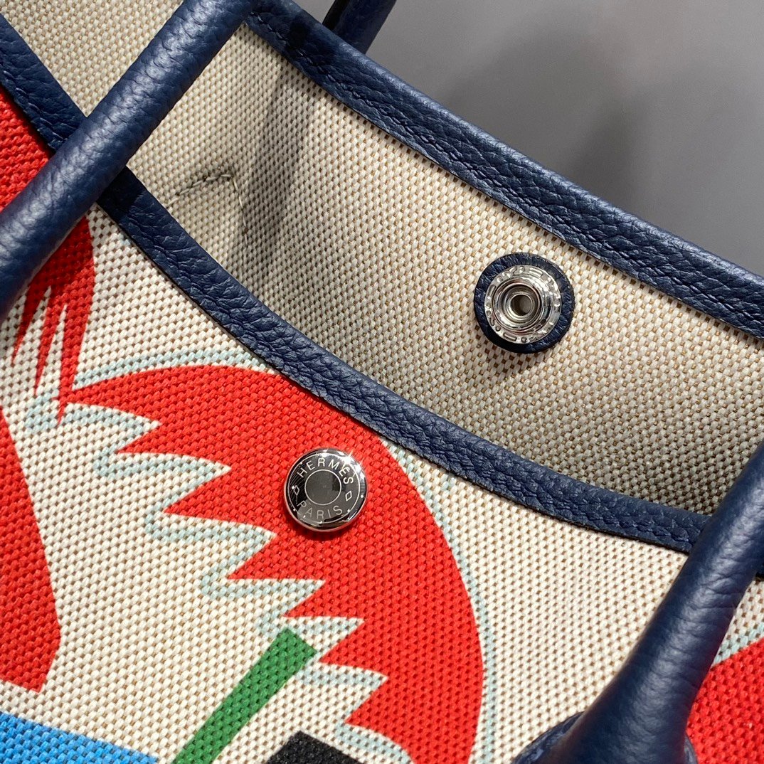 Detailed Photography — Detail 2 — LuxuryDesigners quality check